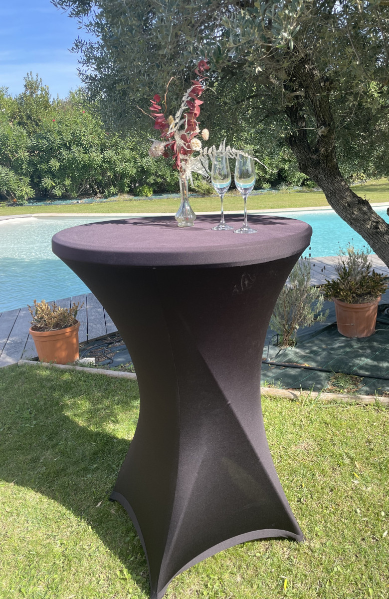 mange-debout-avec-chaussette-noire