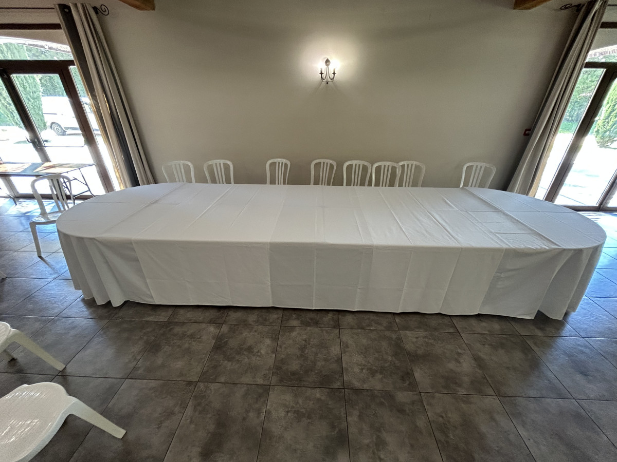 table-ovale-avec-nappe-1