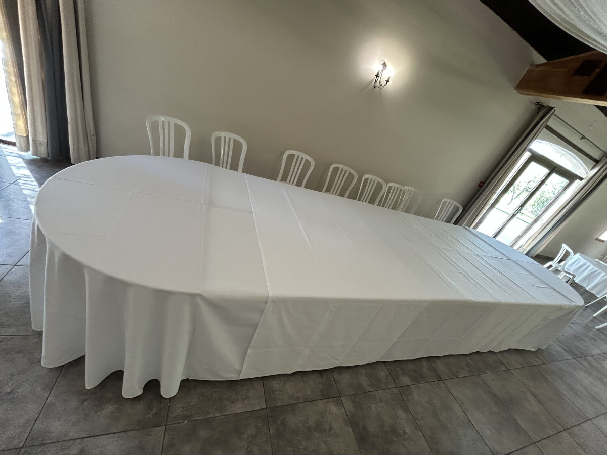 table-ovale-avec-nappe-2