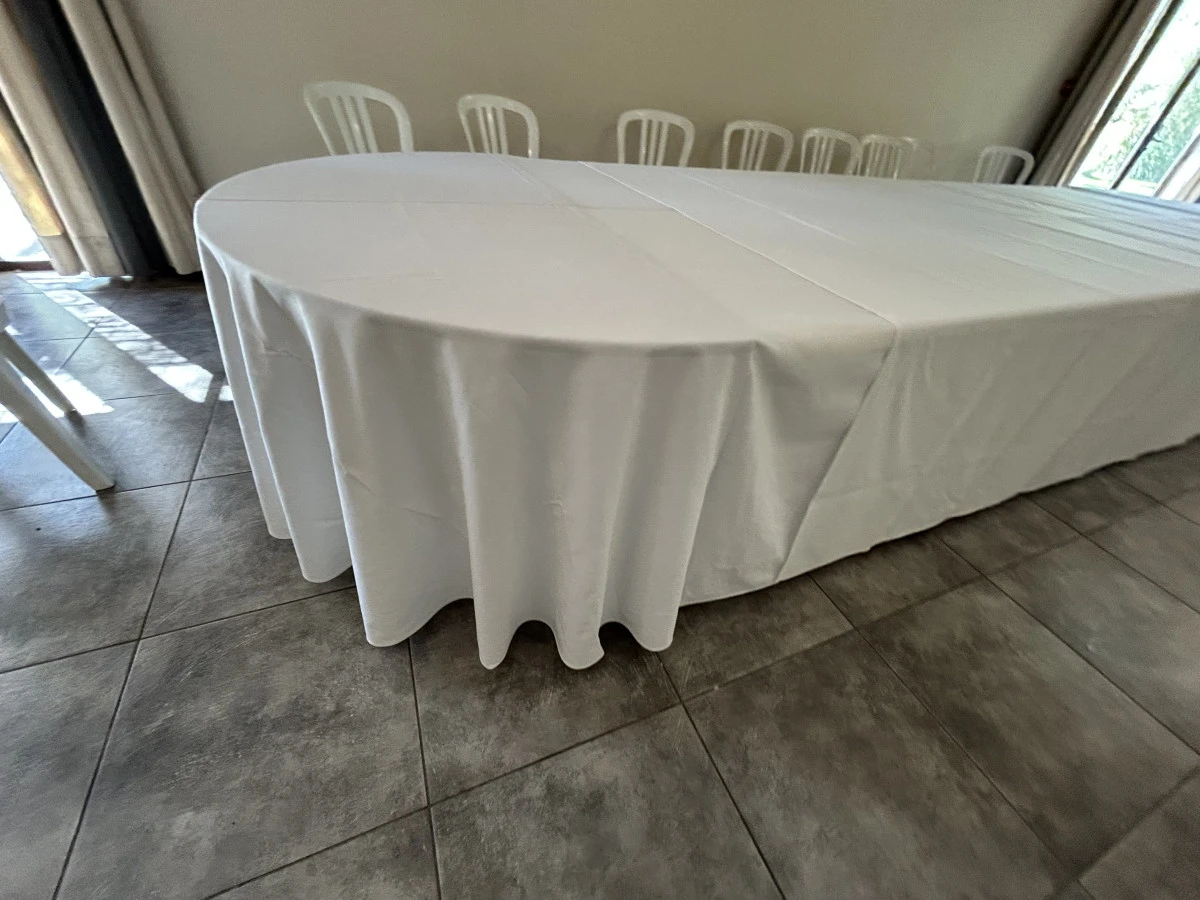 table-ovale-avec-nappe-4