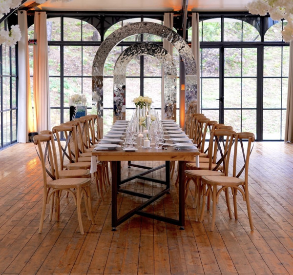 Location de tables en bois sans nappage pour mariage  