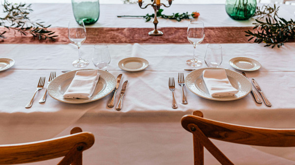 Location de tables et chaises en bois pour évènement privée  