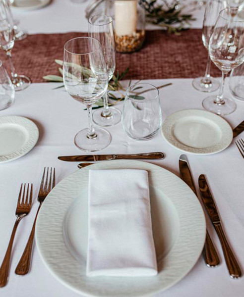 Service de location d'assiettes, verres et couverts pour un mariage  