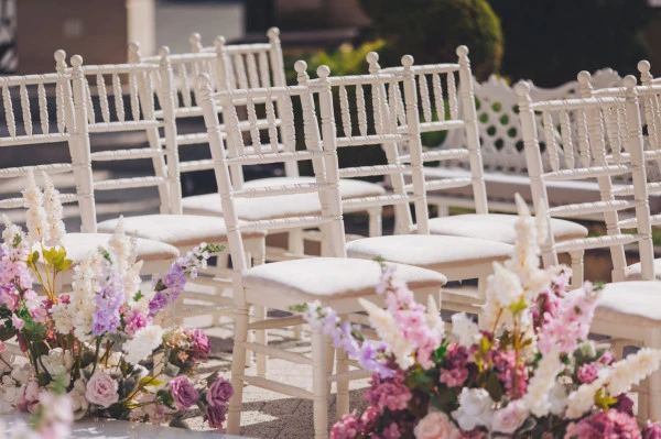 Location de tables, chaises et mange-debouts  
