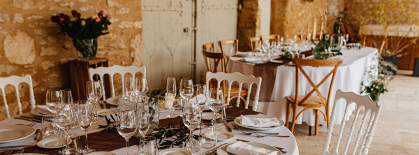 Louer du mobilier en bois pour réceptions et mariages   